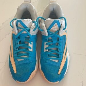Nike Giannis Immortality 3. Great shape. Womens 8.5 or Men’s 7.